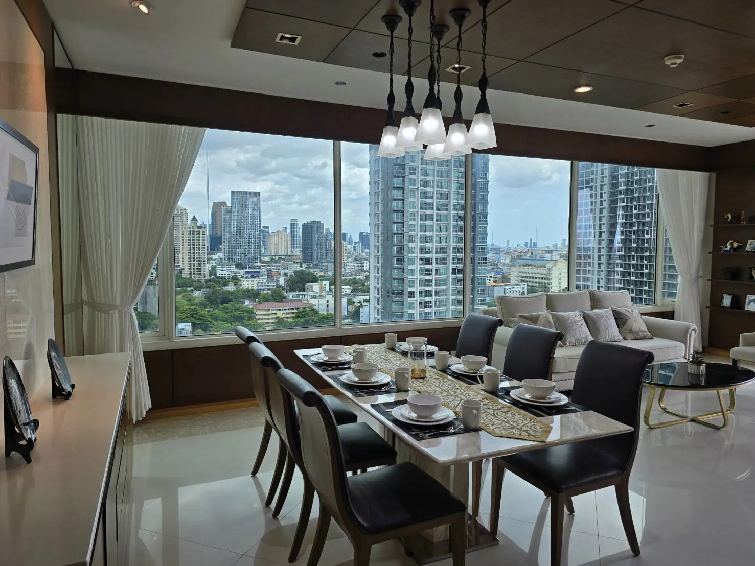 Main showcase result - The Esse Asoke exterior